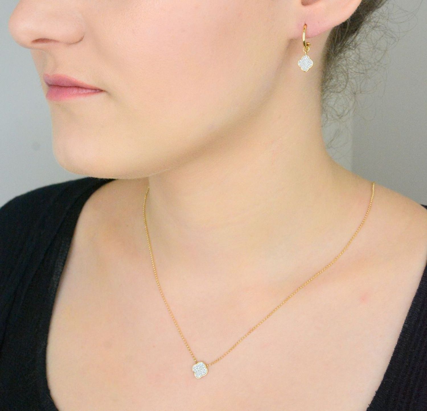 Złoty naszyjnik damski koniczyna z białymi diamentami 585 N10163 Y Zawieszka posiada 41 białych brylantów wielkości 0,09 ct, czystości SI oraz barwie H. 1.jpg